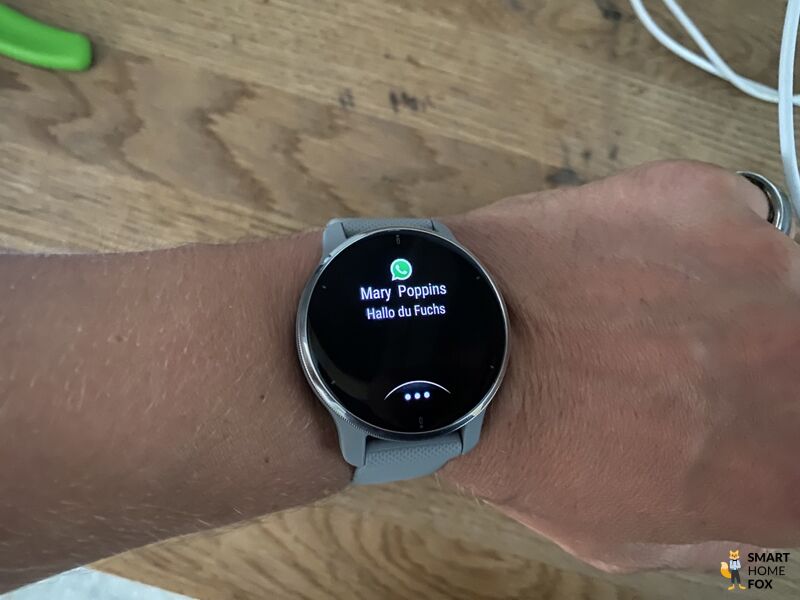Man sieht die Benachrichtigungsfunktion auf der Garmin Venu 2 Plus.